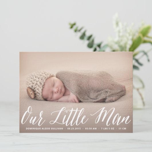 私たちの小さな男のスクリプト写真の誕生の発表 案内状 (スタンド正面)