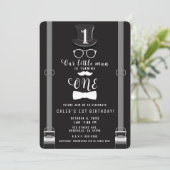 私たちの小さな男ヒップスターのサスペンダーズ1st誕生日ワン 招待状 (スタンド正面)