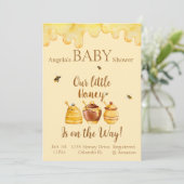 私たちの小さな蜂蜜が行く途中だ!赤ちゃんシャワーカード 招待状 (スタンド正面)
