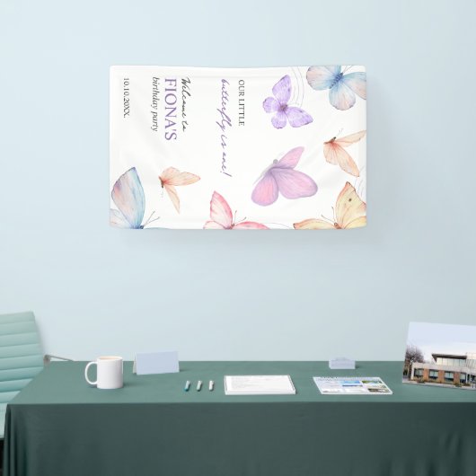 私たちの小さな蝶の女の子の最初の誕生日へようこそ 横断幕 (トレードショー)