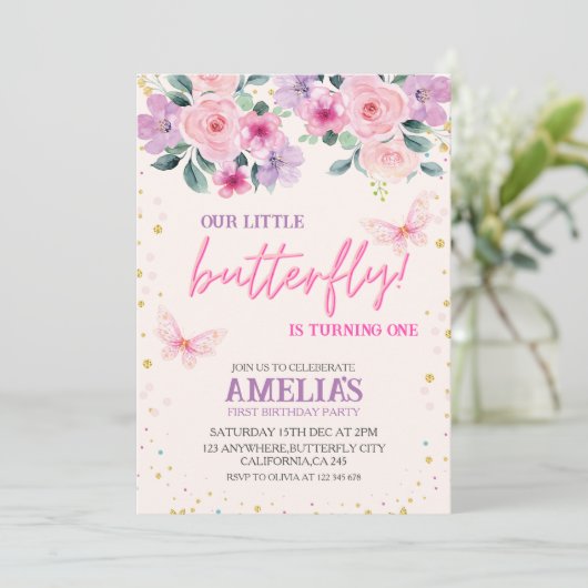 私たちの小さな蝶の紫のフローラ1st誕生日 招待状 (スタンド正面)