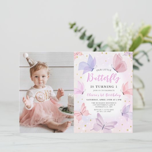 私たちの小さな蝶ピンクの女の子誕生日写真 招待状 (スタンド正面)