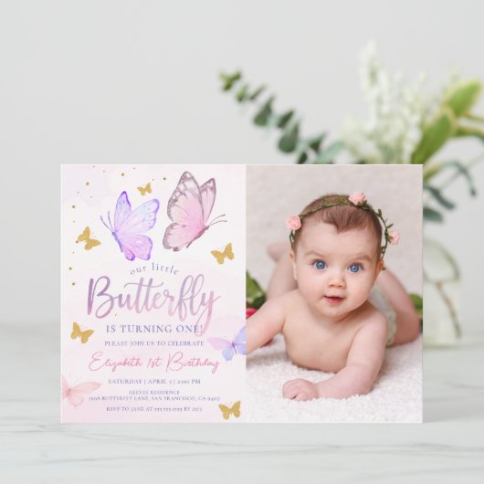 私たちの小さな蝶ピンクの金ゴールド女の子の誕生日写真 招待状 (スタンド正面)