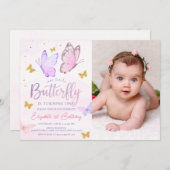 私たちの小さな蝶ピンクの金ゴールド女の子の誕生日写真 招待状 (正面/裏面)