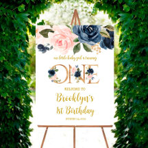 私たちの小さな赤ん坊の女の子はワンウェルカムサインを回している