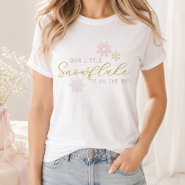 私たちの小さな雪の結晶ママになる+冬の赤ちゃんシャワー Tシャツ