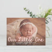 私たちの小さな1つの手書きピンクスクリプトフォト誕生 案内状 (スタンド正面)