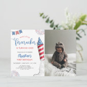 私たちの小さなfirecrcker 1st誕生日の写真 招待状 (スタンド正面)