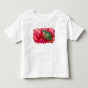 私たちの庭の花の上のヤマアメガエル トドラーTシャツ