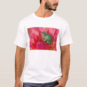 私たちの庭の花の上のヤマアメガエル Tシャツ