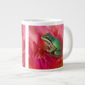 私たちの庭の花の上の太平洋アマガエル ジャンボコーヒーマグカップ (正面右)