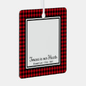 私たちの心に永遠に 赤いバッファロープレイドの猫 メタルオーナメント (正面右)