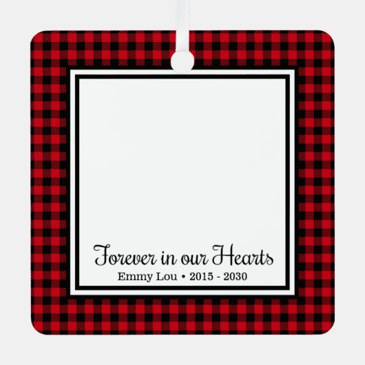 私たちの心に永遠に 赤いバッファロープレイドの猫 メタルオーナメント (正面)