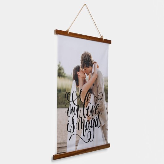 私たちの愛は魔法結婚のカップルの写スタイリッシュ真 吊り下げ型タペストリー (傾斜あり)