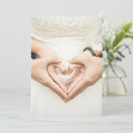 私たちの手の中のハートのウェディング 招待状 (スタンド正面)