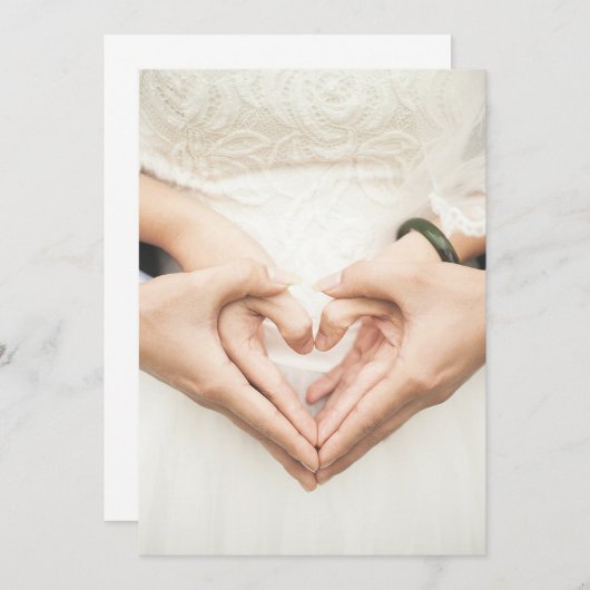 私たちの手の中のハートのウェディング 招待状 (正面/裏面)