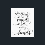 私たちの手はもういっぱい あなたは私たちの心を見てほしい キャンバスプリント<br><div class="desc">「ハートフルエンブレイス - フルハンズ、フルハーツ キャンバスプリント」で、あなたの家を家族の温もりと愛で満たしてください。この愛らしいアート作品は、忙しくても喜びに満ちた家族の生活の本質を捉えています。これは、「手が一杯だね」と言われるたびに、心からの言葉「手は一杯かもしれないけど、心はもっと一杯なのよ」にインスパイアされています。</div>