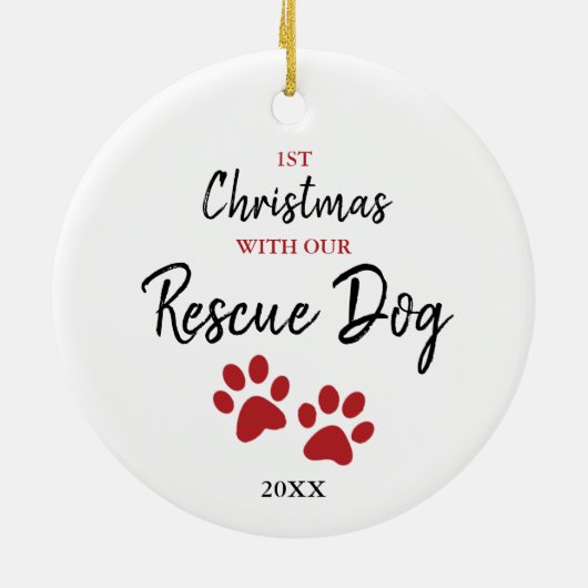 私たちの救助犬との最初のクリスマスパーソナライズされた セラミックオーナメント (裏面)