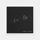 私たちの日カスタムのB/Wの結婚カクテル スタンダードカクテルナプキン (正面)