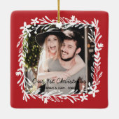 私たちの最初のクリスマスの素朴な田舎の農家の写真 セラミックオーナメント (裏面)