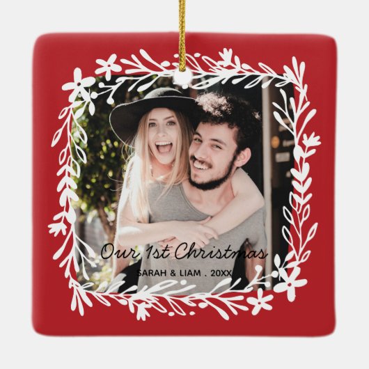私たちの最初のクリスマスの素朴な田舎の農家の写真 セラミックオーナメント (裏面)