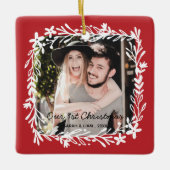 私たちの最初のクリスマスの素朴な田舎の農家の写真 セラミックオーナメント (正面)