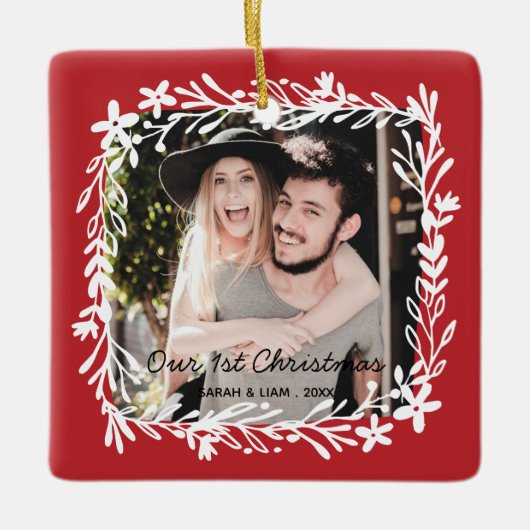 私たちの最初のクリスマスの素朴な田舎の農家の写真 セラミックオーナメント (正面)