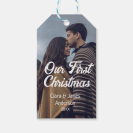 私たちの最初のクリスマスカップル写真 名前 ホワイト グレー ギフトタグ
