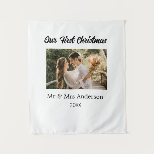 私たちの最初のクリスマスカップル写真 名前 ミスター＆ミセス モッド タペストリー (正面)