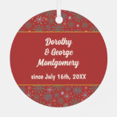 私たちの最初のクリスマスレトロミッドセンチュリー夫妻 メタルオーナメント (裏面)