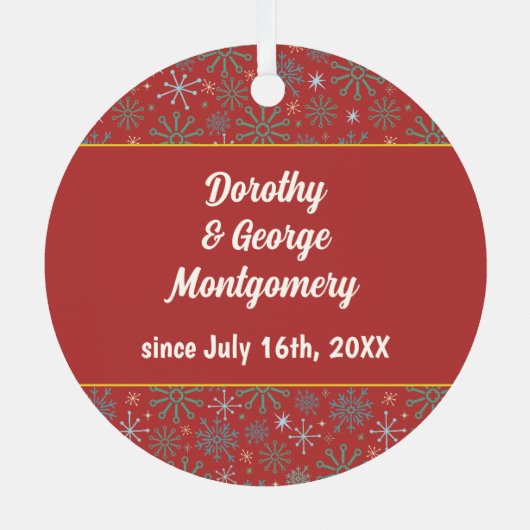 私たちの最初のクリスマスレトロミッドセンチュリー夫妻 メタルオーナメント (裏面)