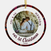 私たちの最初のクリスマス新婚カップルの写真 セラミックオーナメント (正面)