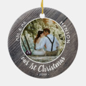 私たちの最初のクリスマス新婚カップルの写真 セラミックオーナメント (裏面)