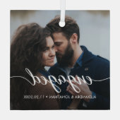 私たちの最初のクリスマス 婚約 カスタム フォト ネームズ ガラスオーナメント (裏面)