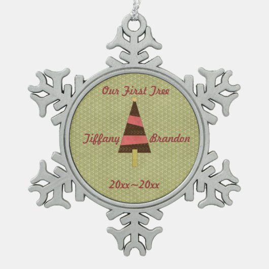 私たちの最初のツリーのカスタマイズ可能なクリスマスの装飾 スノーフレークピューターオーナメント (正面)