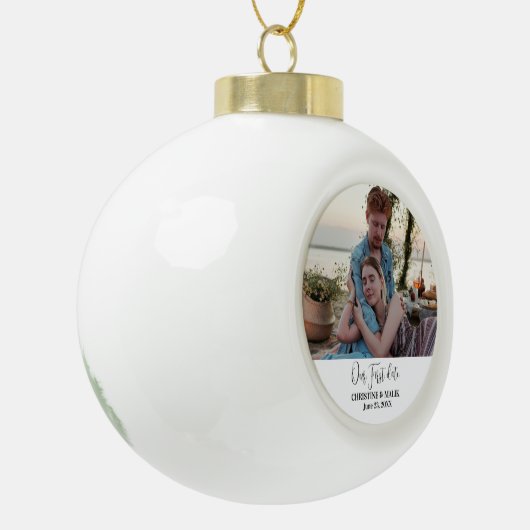私たちの最初のデート写真カップルのクリスマス セラミックボールオーナメント (左)