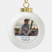 私たちの最初のデート写真カップルのクリスマス セラミックボールオーナメント (正面)