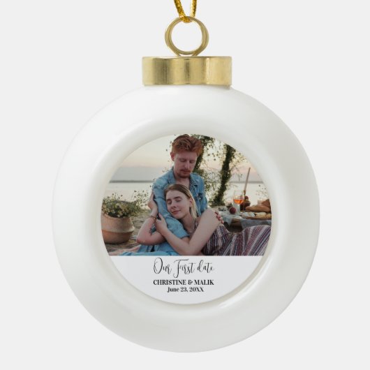 私たちの最初のデート写真カップルのクリスマス セラミックボールオーナメント (正面)