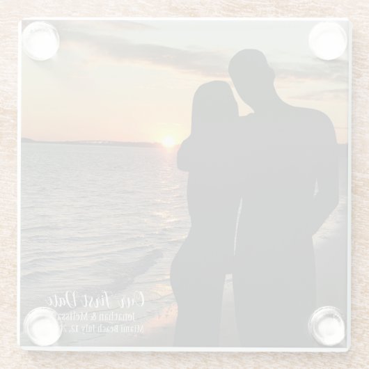 私たちの最初のデート、カップルのカスタム結婚式の写真 ガラスコースター (裏面)