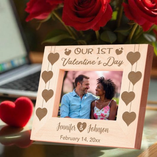 私たちの最初のバレンタインデーの愛のハートと名前をカスタムする レーザー彫刻フレーム
