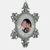 私たちの最初のミスターとミセス写真年の灰色の白 スノーフレークピューターオーナメント (左)