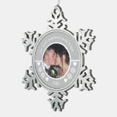 私たちの最初のミスターとミセス写真年の灰色の白 スノーフレークピューターオーナメント (右)