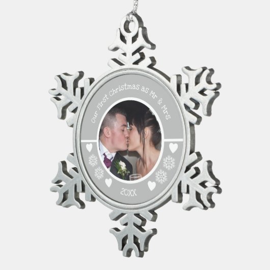 私たちの最初のミスターとミセス写真年の灰色の白 スノーフレークピューターオーナメント (右)