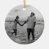 私たちの最初の婚約したクリスマスモノクロ写真 セラミックオーナメント (正面)