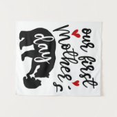 私たちの最初の母の日のハートママベアギフト1/2 タペストリー (正面(横))