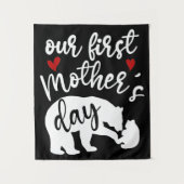 私たちの最初の母の日のハートママベアギフト、2/2 タペストリー (正面)