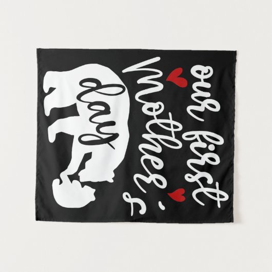 私たちの最初の母の日のハートママベアギフト、2/2 タペストリー (正面(横))