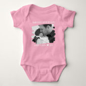 私たちの最初の父の日の新しい父とベビー写真ピンク ベビーボディスーツ (正面)