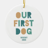 私たちの最初の犬パーソナライズされたの新しいペットはっきりしたタイポグラフィ セラミックオーナメント (正面)