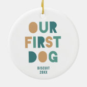私たちの最初の犬パーソナライズされたの新しいペットはっきりしたタイポグラフィ セラミックオーナメント (裏面)